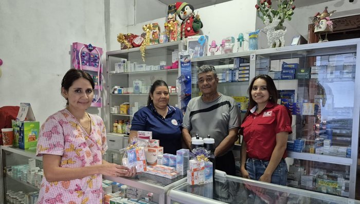 Equipo de Farmacia ABBÁ atendiendo en Clínica Familiar Eliette, Apopa