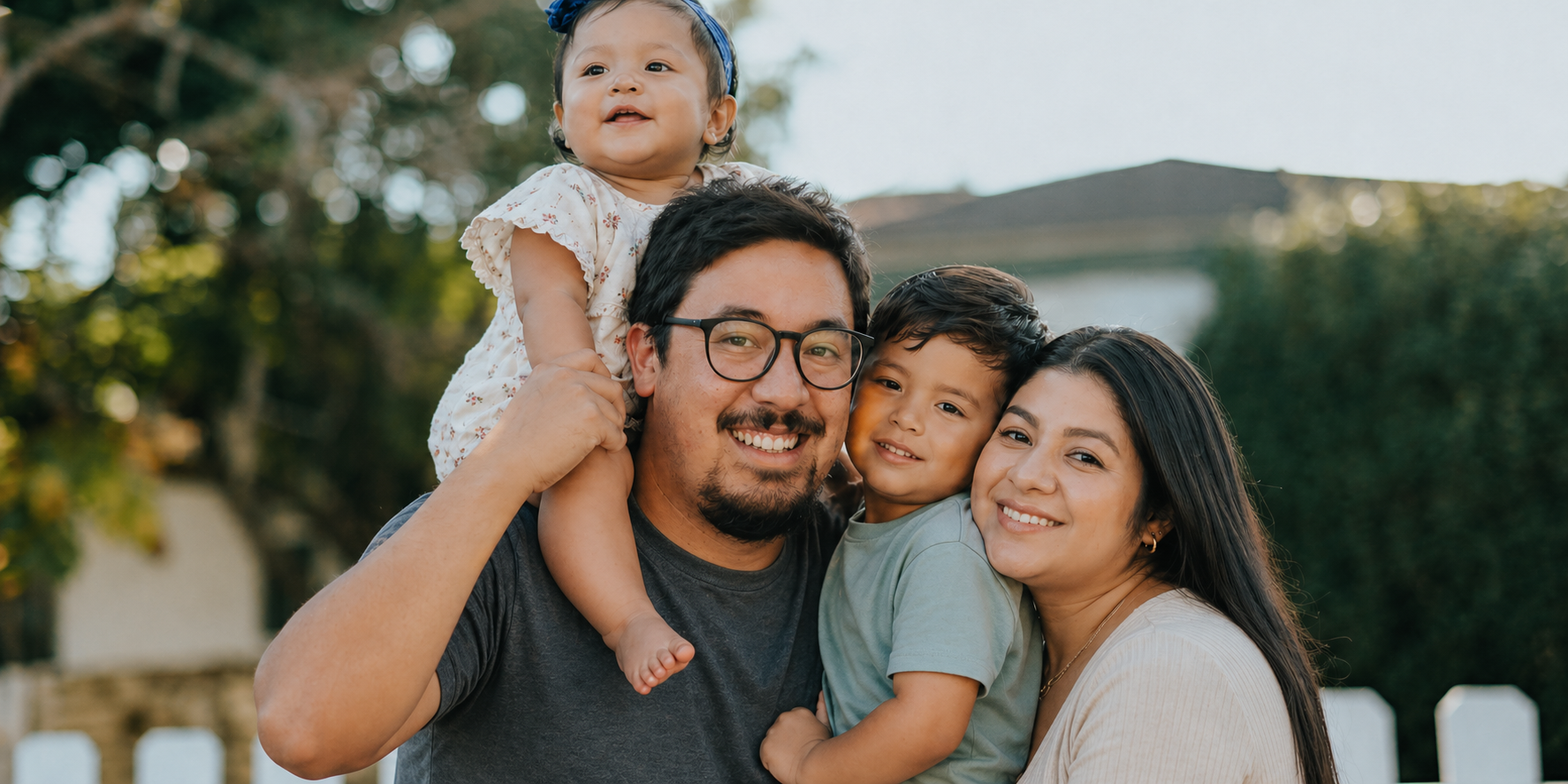 Familia salvadoreña con niños — orientación en planificación familiar en Clínica Eliette · Apopa